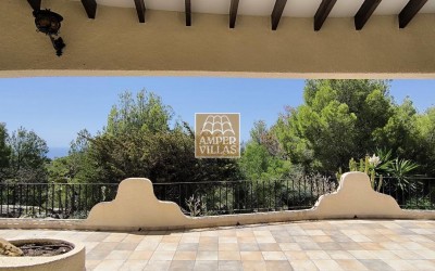 Fantastic villa with large plot, offering privacy and sea views.